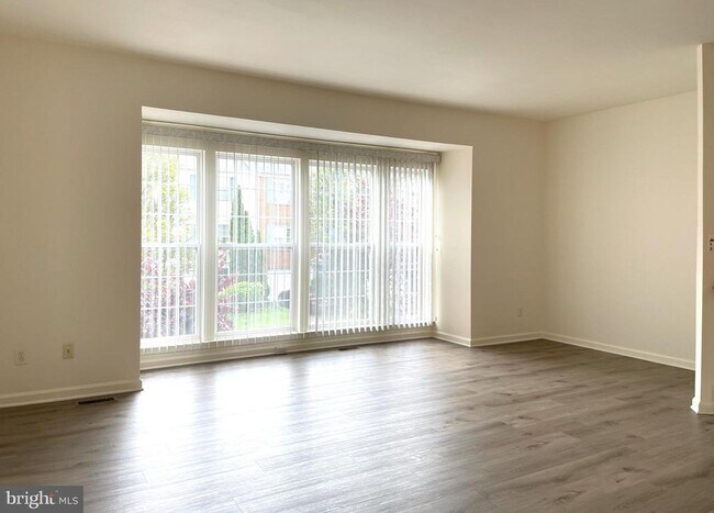 Building Photo - 2540 Banshire Dr