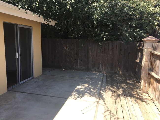 Building Photo - Beautifully Updated 2 Bed 2 Bath