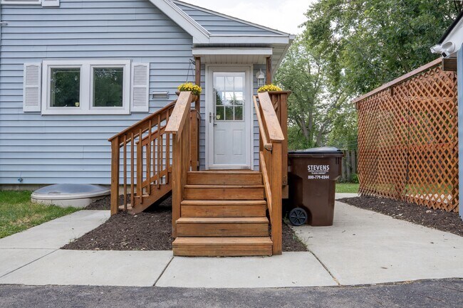 Building Photo - 2562 Torrey Ave