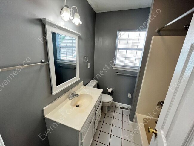 Building Photo - 903 Gordon St