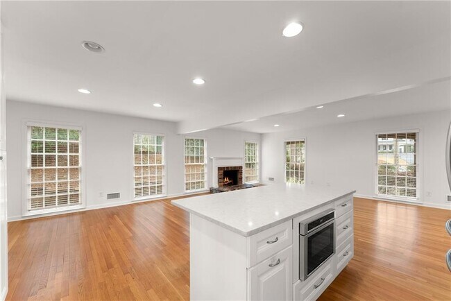 Building Photo - 4540 Club Valley Dr NE