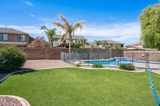 Building Photo - Beautiful 5 Bedroom 3 Bath home
