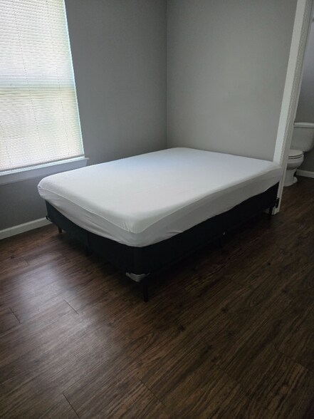 Building Photo - 111 Echols St