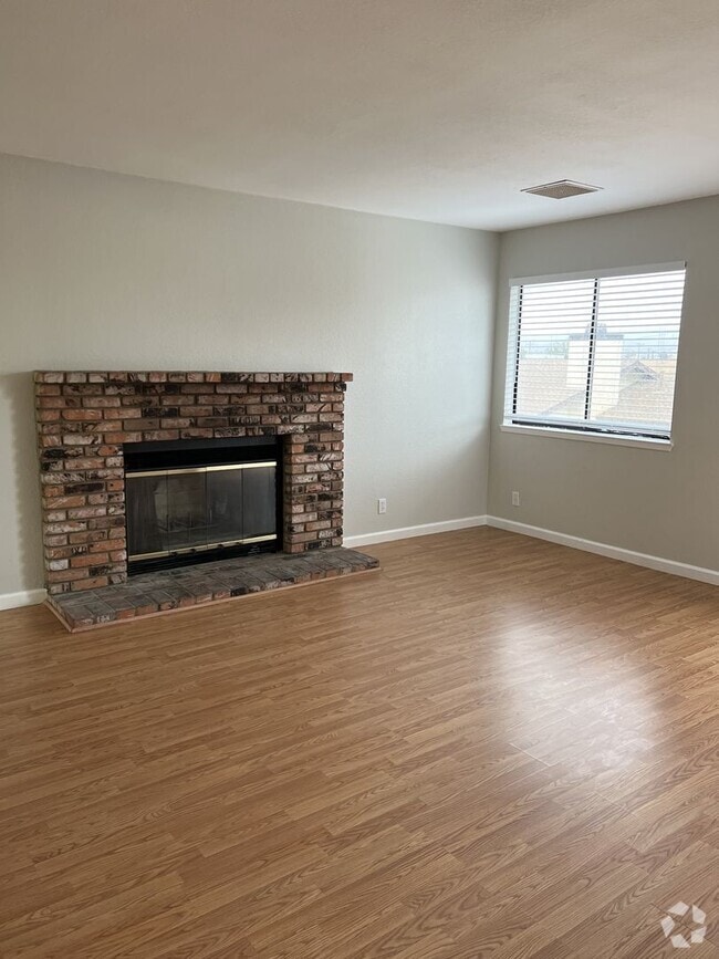 Building Photo - Please contact Vaughn Realty to set up an ...