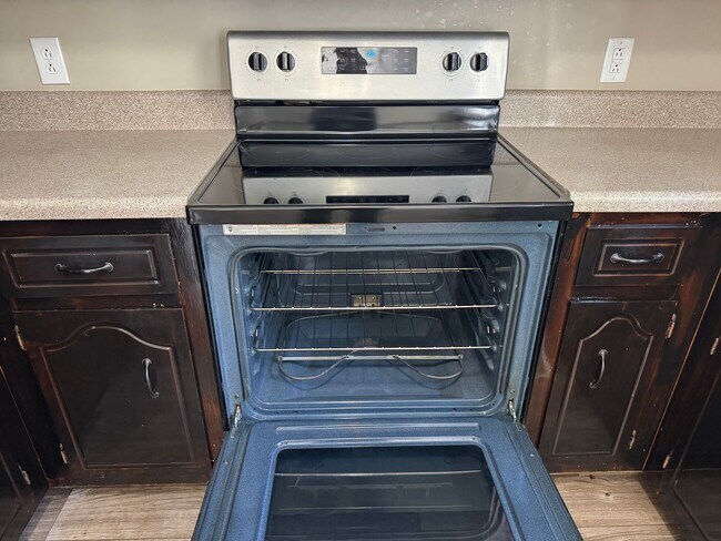 Building Photo - $1425/18 month lease or $1450/12 month lease.