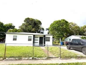 Building Photo - 1600 NW 13th Ct