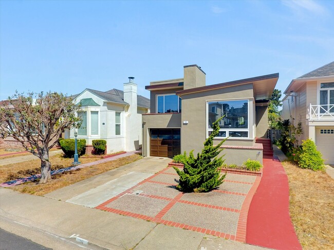 Building Photo - Spacious Westlake Home