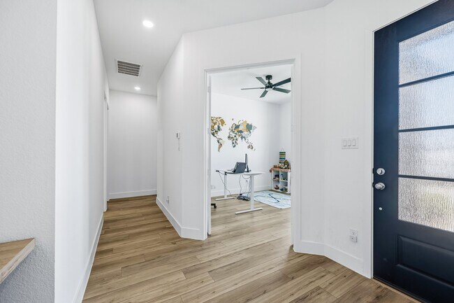 Building Photo - 31051 Sun Vly Dr