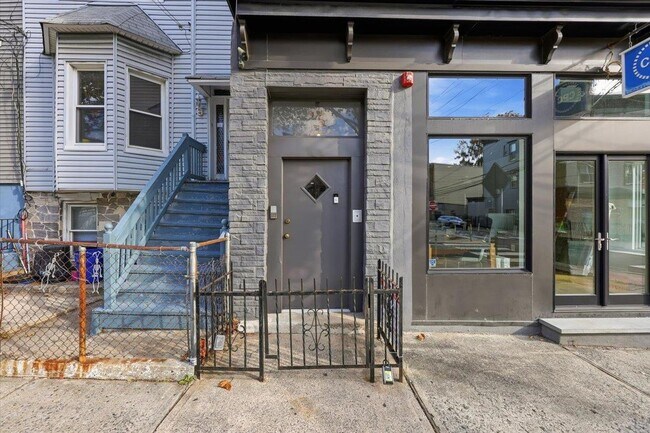 Building Photo - 76 Bowers St