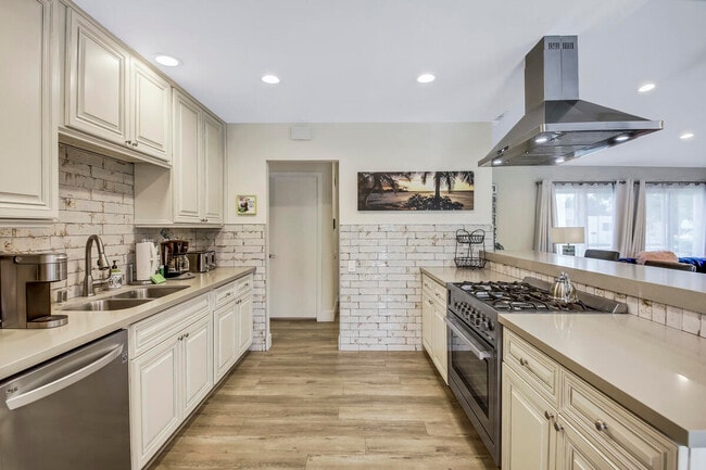 Building Photo - 2230 Tamarisk Rd