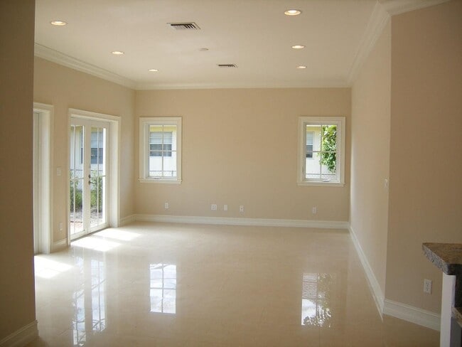 Building Photo - 1616 NE 17th Ave