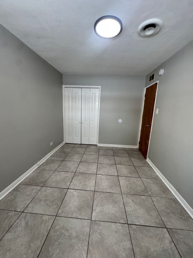 Building Photo - Don’t miss out on this charming three-bedr...