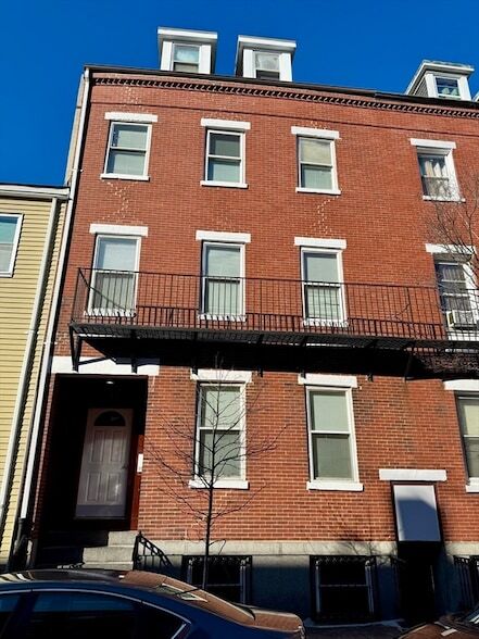 Building Photo - 12 Paris St