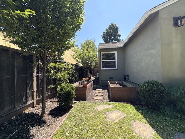 Building Photo - Beautiful 4BD/2BA Menlo Park Home with Lar...