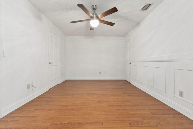 Building Photo - 1465 SE Westmoreland Blvd