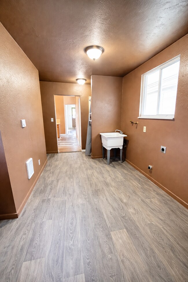 Building Photo - 829 Emerson Ave