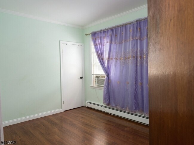 Building Photo - 521 Pennington St