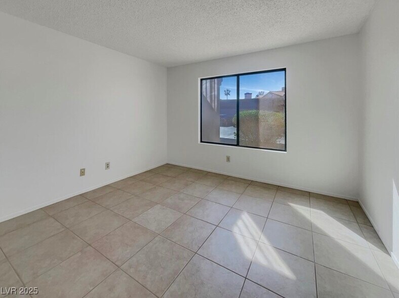 Building Photo - 1575 W Warm Springs Rd