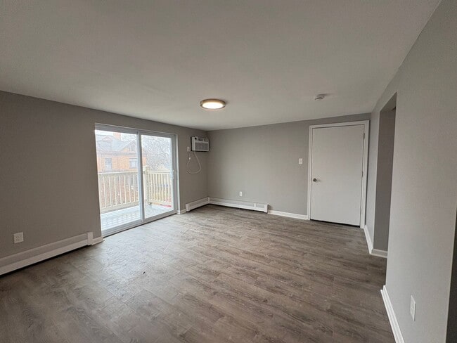 Building Photo - Completely remodeled 2 Bedroom Apartment in Bellevue with private Balcony!
