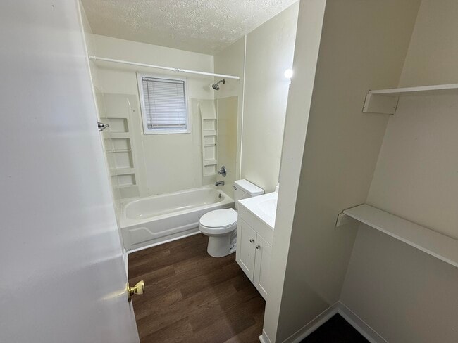 Building Photo - 1504 Thames Dr