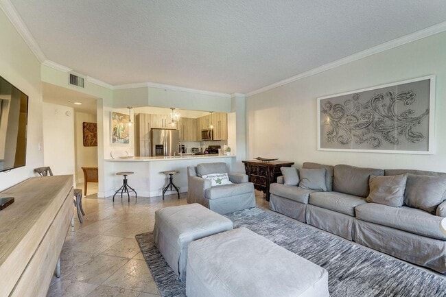 Building Photo - 300 Uno Lago Dr