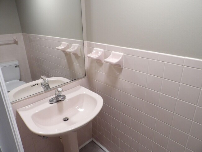 Building Photo - 244 Meadowview Dr