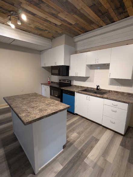 Building Photo - 104 N Rural St