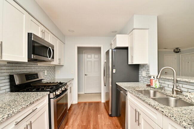 Building Photo - 10998 Koman Cir