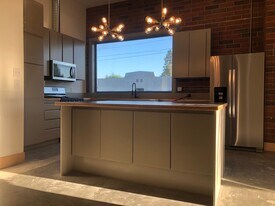 Building Photo - 330 S Cherry St