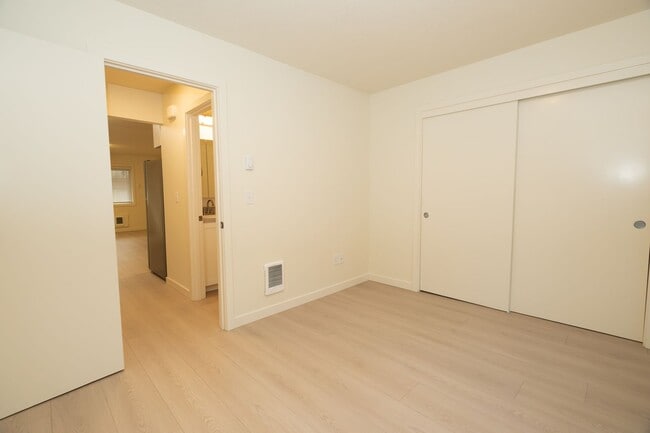 Building Photo - Stylishly Renovated 1 Bedroom in a Pet Friendly Irvington Flat!