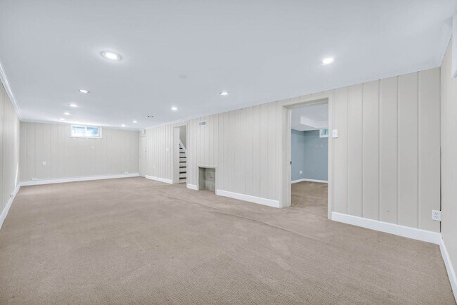 Building Photo - Stunning Single Family Home In Excellent L...