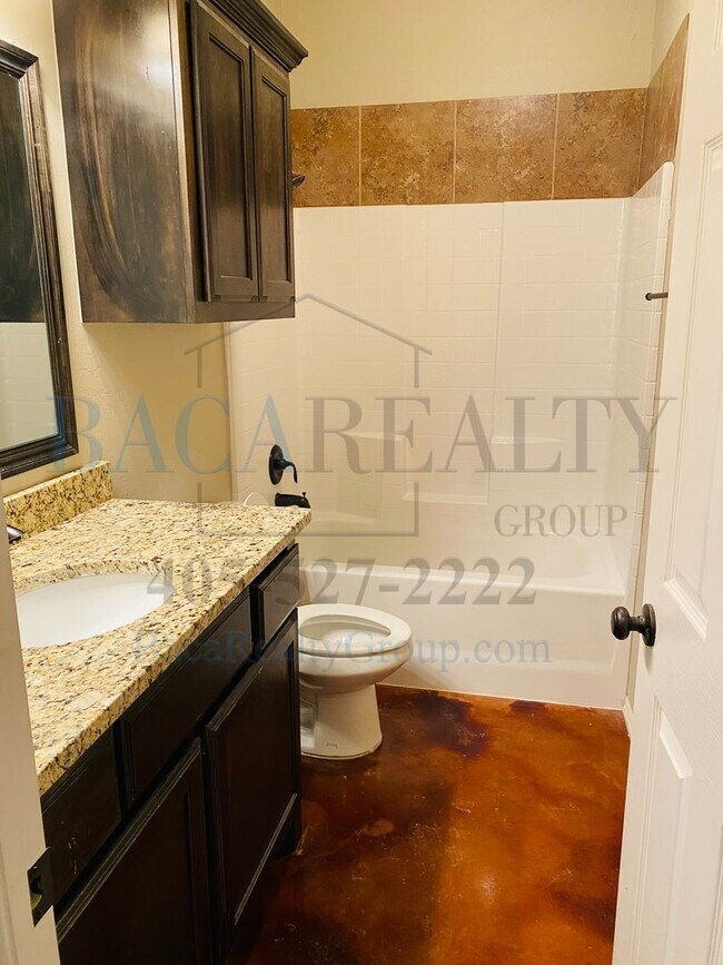 Building Photo - 3br 2ba duplex with 2 car garage!