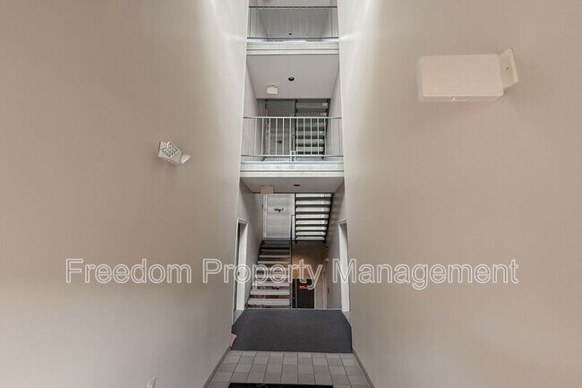 Building Photo - 279 S Pickett St