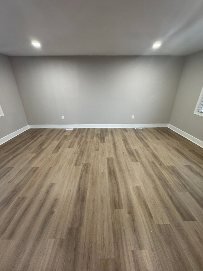 Building Photo - Spacious 6 bedroom - **1 MONTH FREE RENT**