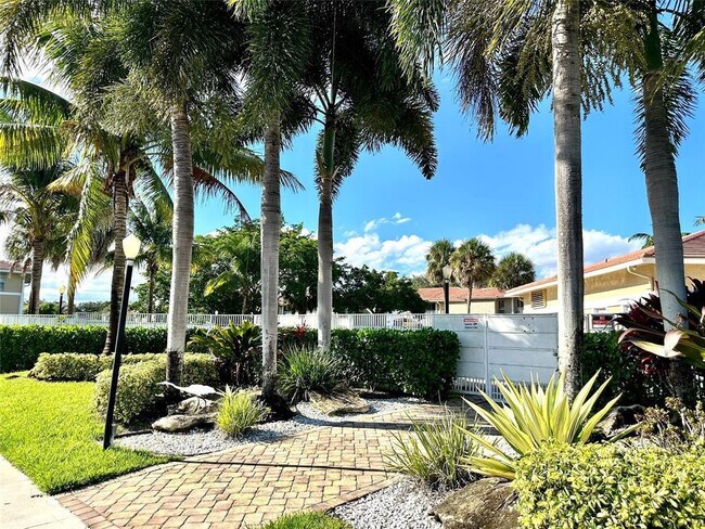 Building Photo - 9948 Twin Lakes Dr