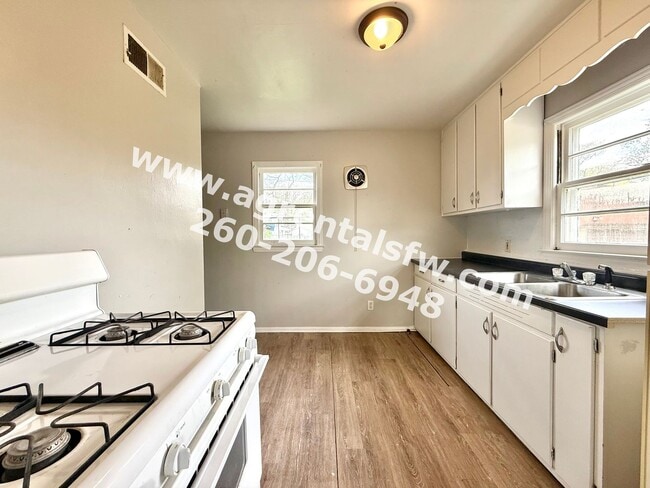 Building Photo - 2 Bedroom House