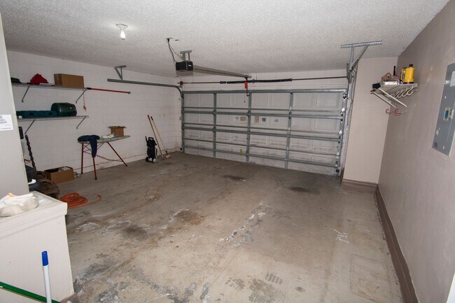 Building Photo - 3/2.5 with 2-car garage in Maitland