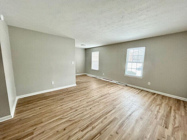 Building Photo - FULLY REMODELED DOWNSTAIRS UNIT!