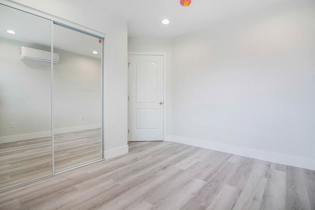 Building Photo - 1740-1742 Rose Ave Triplex