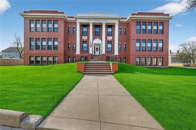 Building Photo - 1624 Lonsdale Ave