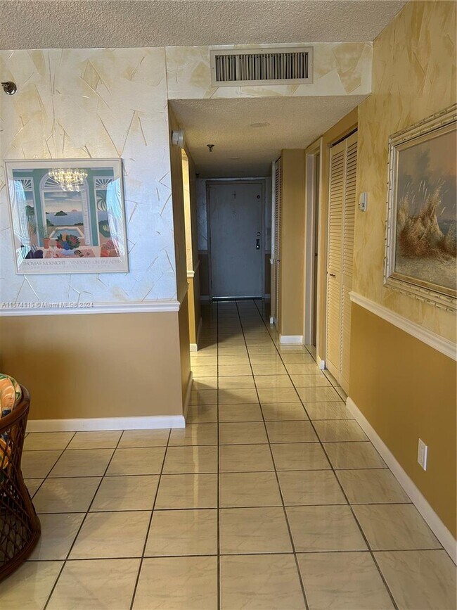 Building Photo - 2625 Collins Ave