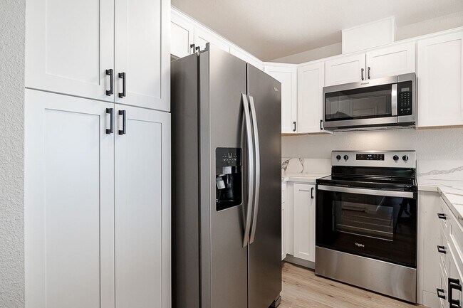 Building Photo - Newly remodeled upstairs condo in gated co...