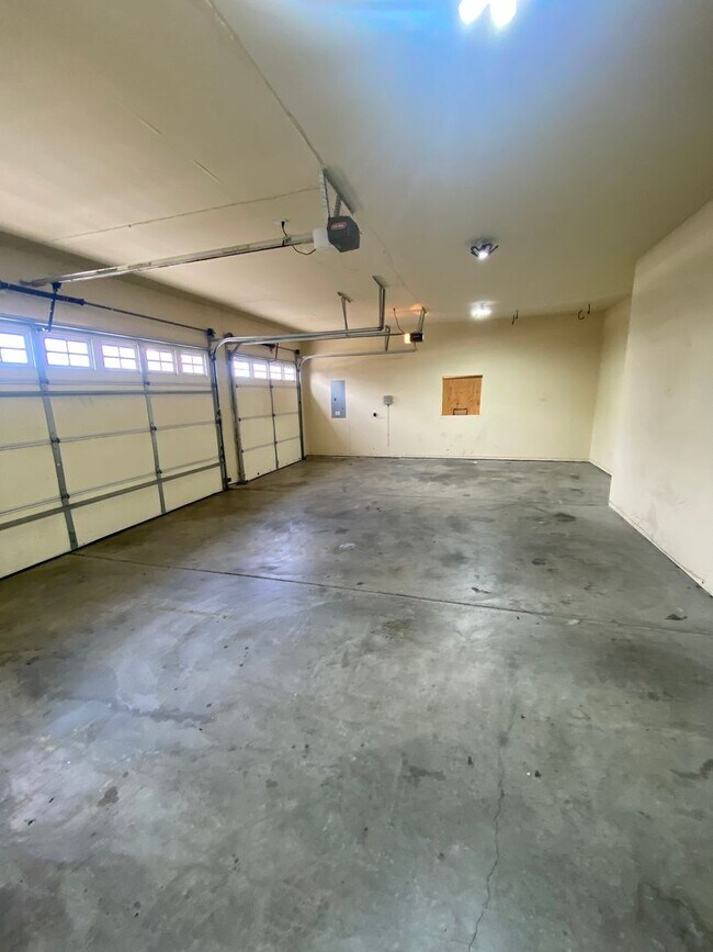 Building Photo - April Rent FREE - Triple Car Garage