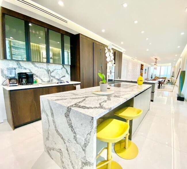 Building Photo - 16901 Collins Ave