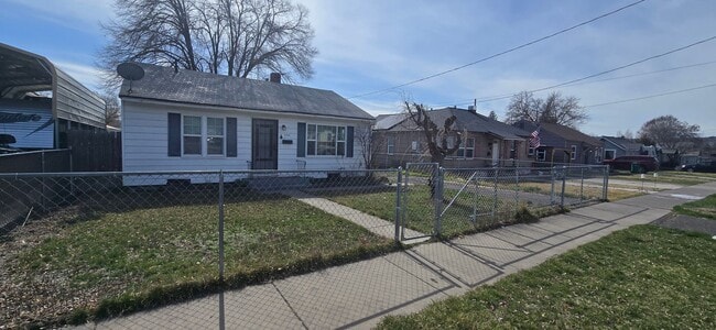 Building Photo - 2518 Applegate Ave