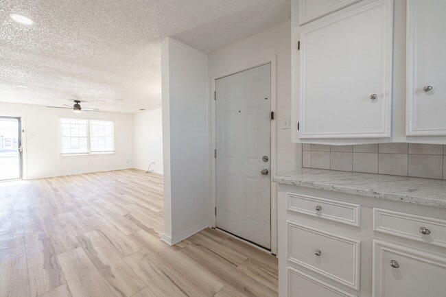 Building Photo - Beautifully Renovated 2-bedroom, 1-bathroom home!