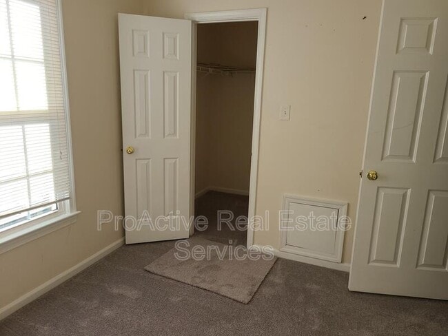 Building Photo - 4016 Reese Dr S