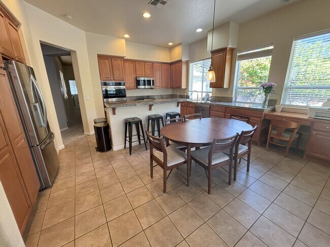 Building Photo - Sprawling Home Near UNR - One Level Living...