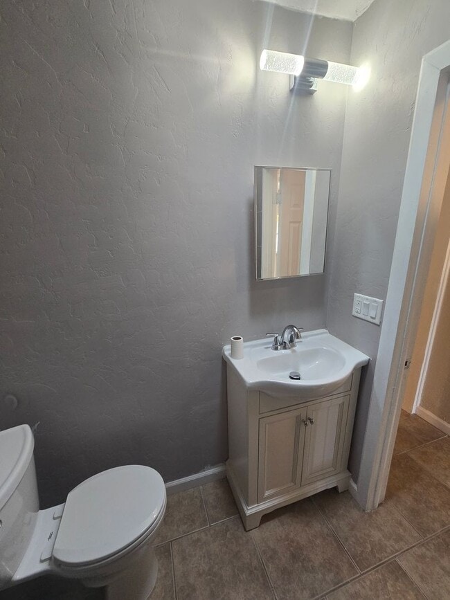 Building Photo - Spacious 3bd/1ba in a HUGE GATED Property!