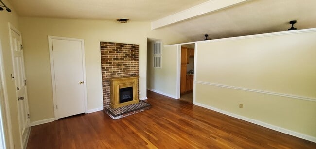 Building Photo - 3 Bedroom 1 Bathroom House